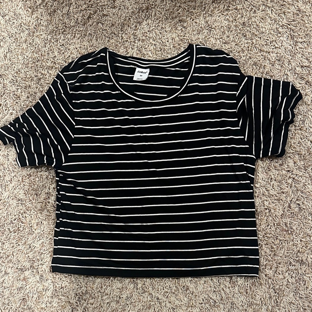 Chic Black and White Striped Short Sleeve Tee